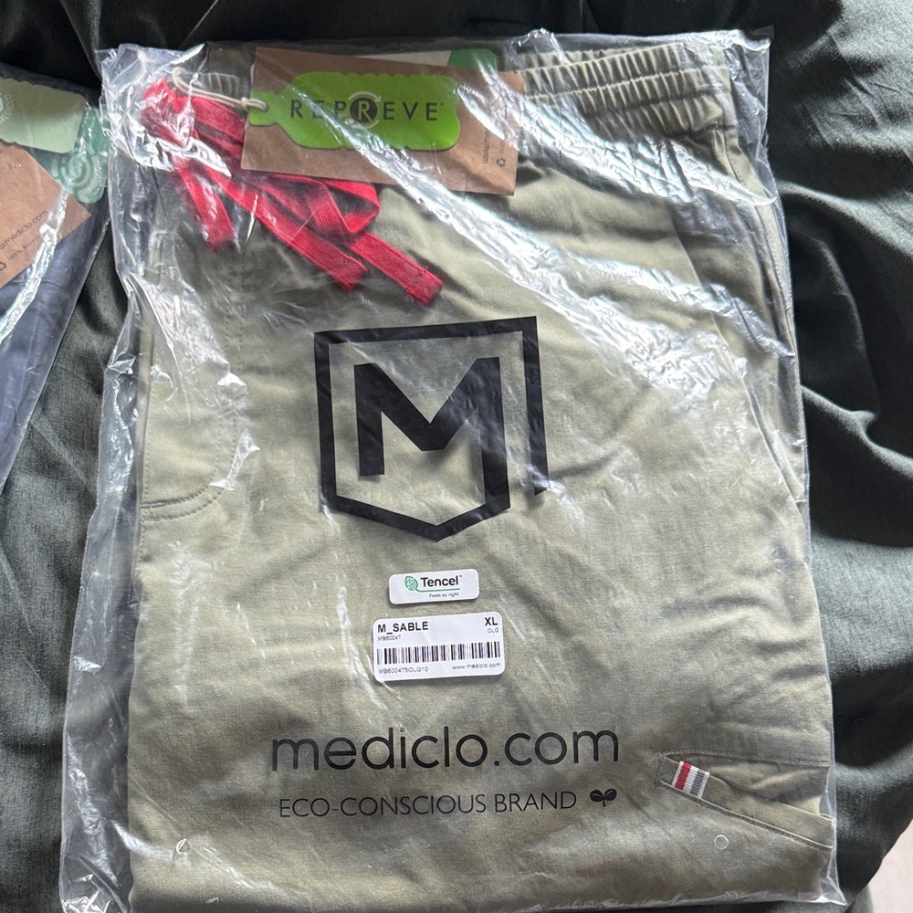 New/Unused Mediclo Men's Olive XL Scrubs - Eco-Conscious